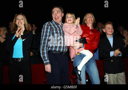 Lord Andrew Lloyd Webber e la sua famiglia guardano l'ultima esecuzione della produzione originale di 'Starlight Express' all'Apollo Theatre di Victoria, Londra. Foto Stock