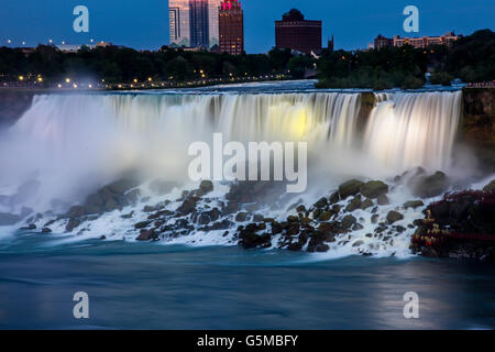 Cascate del Niagara con una vista del lato americani da Ontario, Canada. Foto Stock