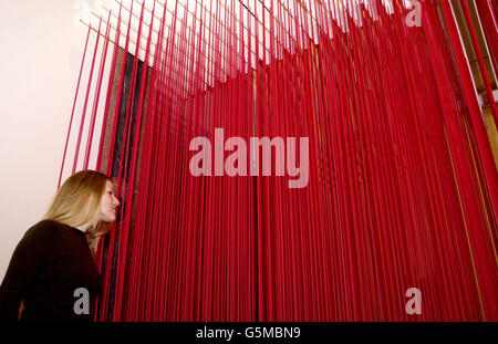 Sophie Martin, 22 anni, assistente stampa della Royal Academy of Arts di Londra, si occupa di un pezzo d'arte intitolato "Penetrable Curtain" dell'artista Soto, acclamato a livello internazionale, all'interno della Royal Academy of Arts di Londra. Il brano fa parte della mostra 'Parigi : capitale delle Arti 1900-1968', che sarà aperta al pubblico e rimarrà all'Accademia fino al 19 aprile 2002 prima di trasferirsi al Museo Guggenheim di Bilbao. Foto Stock