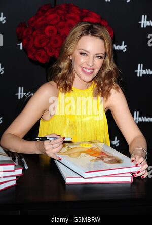 Kylie / Fashion Signing - Londra. Kylie Minogue partecipa a una sessione di firma per il suo nuovo libro Kylie / Fashion a Harrods, Londra. Foto Stock