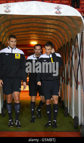 L'arbitro Mark Clattenburg (a destra) si riscalda prima di officiare tra Southampton e Norwich durante la partita Barclays Premier League a St Mary's, Southampton. Foto Stock