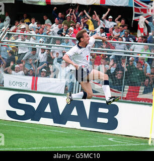 David Platt celebrerà dopo aver segnato il primo gol dell'Inghilterra contro la Svezia durante il Campionato europeo di Stoccolma. Foto Stock