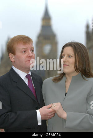 Il leader del Partito Liberal-democratico, Charles Kennedy, 42 anni, ha raffigurato con la sua fidanzata, Sarah Gurling, di fronte alle Camere del Parlamento, annunciando il loro impegno. * ... La coppia, che sono stati insieme per quattro anni, si è impegnata durante la festa di Capodanno a croft famiglia del signor Kennedy vicino a Fort William in Scozia. Foto Stock