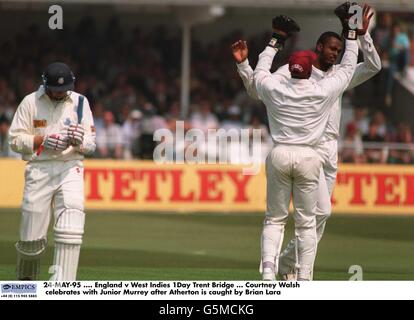 24-MAY-95 .... Inghilterra / West Indies 1 giorno Trent Bridge ... Courtney Walsh festeggia con Junior Murrey dopo che Atherton è stato catturato da Brian Lara Foto Stock