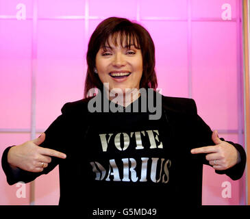 Il presentatore della GMTV Lorraine Kelly mostra il suo sostegno al concorrente Pop Idle Darius Danesh indossando una T-shirt con il suo nome durante il suo programma mattutino su ITV1. * Danesh e gli altri concorrenti, Will Young e Favorite Gareth Gates, saranno ridotti a soli due dopo l'edizione di sabato di Pop Idol, con un contratto di registrazione potenzialmente redditizio in gioco. Foto Stock