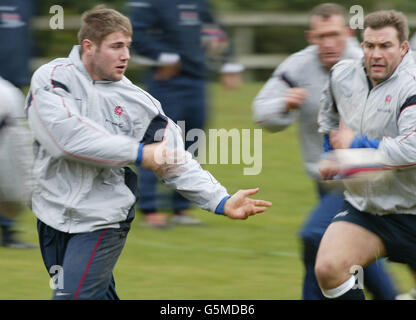 Addestramento del team di rugby in Inghilterra. Inghilterra rugby formazione al Pennyhill Park Hotel Bagshot Surrey.. Ben Cohen, l'inglese, passa attraverso i suoi passi. Foto Stock