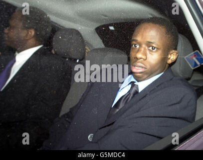 Tunde Taylor (R), fratello della scolastica assassinata damilola Taylor, lascia l'Old Bailey a Londra, con suo padre, Richard, dove stavano partecipando al processo di quattro adolescenti accusati dell'assassinio dello scolaro di 10 anni. Foto Stock