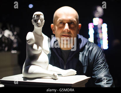 L'artista Marc Quinn con un modello della sua opera d'arte "Alison Lapper incinta", parte della mostra "Quarta Plint: Monumento contemporaneo", che espone opere d'arte commissionate per il quarto plinto di Trafalgar Square, presso l'Institute of Contemporary Arts, nel centro di Londra. Foto Stock