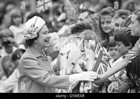 I benefattori si congratulano con la Regina e la mano fiori durante la sua passeggiata a Paisley, vicino Glasgow, dopo la nascita del suo quinto nipote al Duca e Duchessa di York al Portland Hospital di Londra. Foto Stock