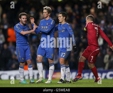 Fernando Torres di Chelsea (al centro) festeggia con i compagni di squadra Juan Mata (a sinistra) e Eden Hazard (secondo classificato) dopo aver segnato il secondo goal della sua squadra Foto Stock
