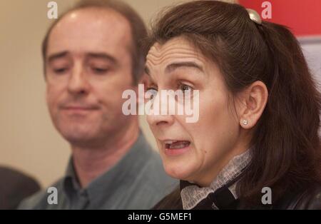 Pauline e Greg Nolan, genitori dell'adolescente scomparso Daniel Nolan, lanciano il loro programma "Mate Miders" presso il campo di calcio di St Mary a Southampton. * ... Daniel è scomparso senza traccia il giorno di nuovi anni durante una gita di pesca a tarda notte con gli amici sul fiume Hamble. Mate Minders, lanciato con l'aiuto del Southampton FC, è un programma per incoraggiare i bambini a guardare l'un l'altro quando sono lontani da casa. Foto Stock