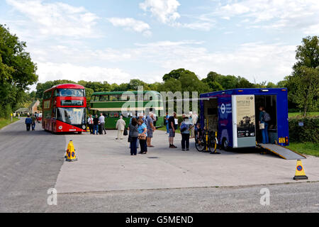 Imber bus di giorno in esecuzione 2015 presso le deserte Imber villaggio sulla Piana di Salisbury zona di addestramento militare,Wiltshire, Regno Unito. Foto Stock