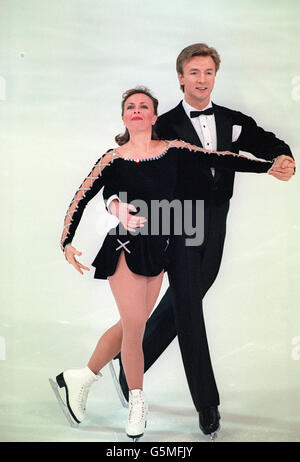 Jayne Torvill e Christopher Dean in azione durante la loro routine di danza obbligatoria ai Campionati europei di Pattinaggio di Figura 1994 a Copenhagen. Foto Stock