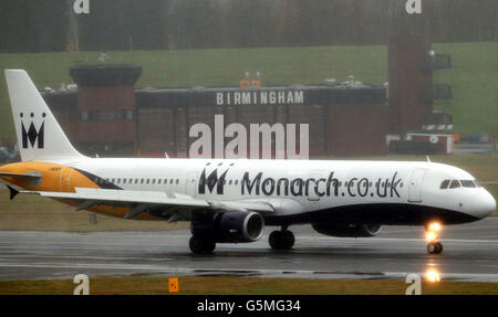 Un aereo di Monarch Airways atterra oggi in un aeroporto di Birmingham bagnato come la divisione di manutenzione degli aeromobili del gruppo di viaggi ha annunciato i piani per costruire un nuovo impianto presso l'aeroporto di Birmingham, creando fino a 300 posti di lavoro. Foto Stock