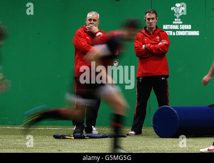 Wales allenatore Warren Gatland (a sinistra) e il suo assistente Robert Howley durante una sessione di allenamento al vale Resort, Hensol. Foto Stock