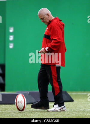 Rugby Union - Wales Media Activity - vale Resort. Allenatore del Galles Warren Gatland durante una sessione di allenamento al vale Resort, Hensol. Foto Stock