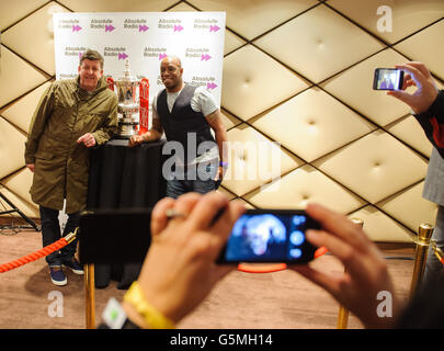 Gli ascoltatori di Absolute radio hanno scattato foto con Ian Wright e la fa Cup all'Absolute radio RnR Football Lads Night in, presso il Wembley Stadium di Londra. Foto Stock