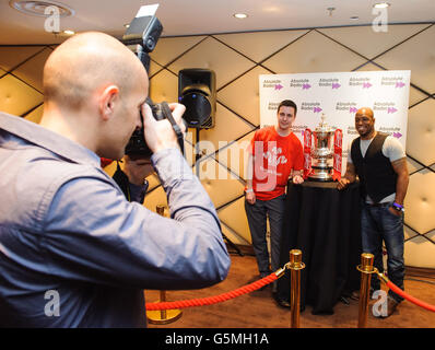 Gli ascoltatori di Absolute radio hanno scattato foto con Ian Wright e la fa Cup all'Absolute radio RnR Football Lads Night in, presso il Wembley Stadium di Londra. Foto Stock