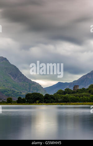 Llanberis, Gwynedd, a nord-ovest del Galles, il lago di Llyn Padarn ai piedi di Snowdon e Dolbararn Castello. Foto Stock