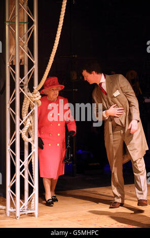 La regina Elisabetta II viene mostrata sul palco del Bristol Old Vic Theatre recentemente rinnovato dal direttore artistico Tom Morris. Foto Stock