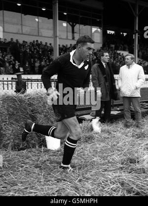 Scozia / Nuova Zelanda. Il giocatore della New Zealand Rugby Union Colin Meads prima della partita All Blacks contro la Scozia a Murrayfield. Foto Stock