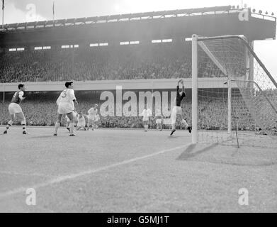 Il portiere del Manchester United John David Gaskell si allunga per la palla, ma la palla vola sopra la traversa da un colpo di Arsenal fuori-sinistra Alan Skirton (nascosto in gruppo di giocatori) durante la prima partita di Divisione ad Highbury a Londra. United Won 3-1. (No9 è Arsenal centro-avanti Geoff forte e NO3 è Manchester United sinistra-indietro Tony Dunne). Foto Stock