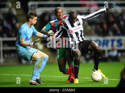 Demba Ba di Newcastle United e Marcio Rosario di Maritimo durante la partita UEFA Europa League al St James' Park, Newcastle. Foto Stock