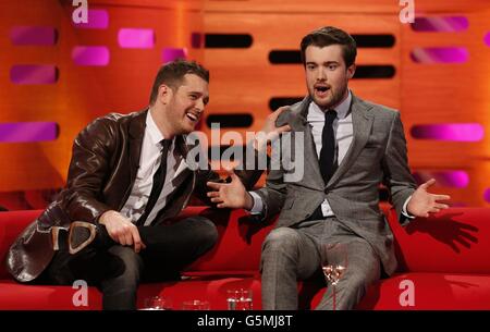 (Da sinistra a destra) Michael Buble e Jack Whitehall durante le riprese del Graham Norton Show presso i London Studios, a sud di Londra, in onda sulla BBC One il venerdì sera. Foto Stock