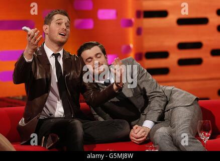 (Da sinistra a destra) Michael Buble e Jack Whitehall durante le riprese del Graham Norton Show presso i London Studios, a sud di Londra, in onda sulla BBC One il venerdì sera. Foto Stock