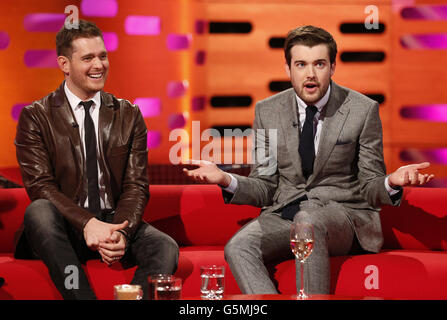 (Da sinistra a destra) Michael Buble e Jack Whitehall durante le riprese del Graham Norton Show presso i London Studios, a sud di Londra, in onda sulla BBC One il venerdì sera. Foto Stock