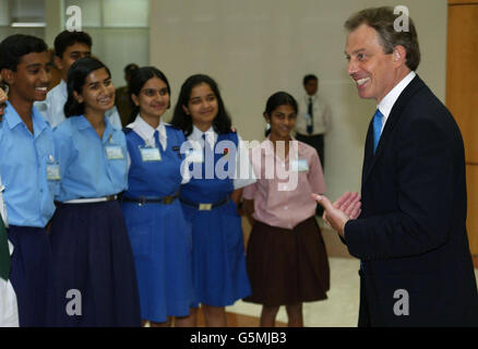 Il primo ministro Tony Blair incontra i bambini delle scuole locali del programma "Catch Them Young" di Bangalore, India. Blair è sulla seconda tappa del suo tour a tre nazioni del Sud Asia. Foto Stock