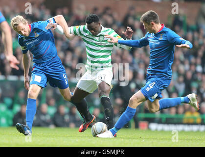 Victor Wanyama di Celtic sfida Inverness Caledonian Thistle's Richie Foran durante la partita della Clydesdale Bank Scottish Premier League al Celtic Park di Glasgow. Foto Stock