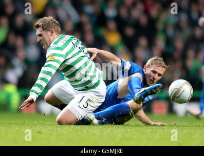 Il Kris Commons di Celtic si infila con la Richie Foran di Inverness Caledonian Thistle (a destra) durante la partita della Clydesdale Bank Scottish Premier League al Celtic Park di Glasgow. Foto Stock