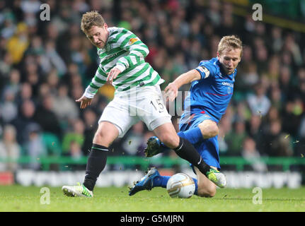 Kris Commons di Celtic (a sinistra) in azione con la Richie Foran di Inverness Caledonian Thistle durante la partita della Clydesdale Bank Scottish Premier League al Celtic Park di Glasgow. Foto Stock