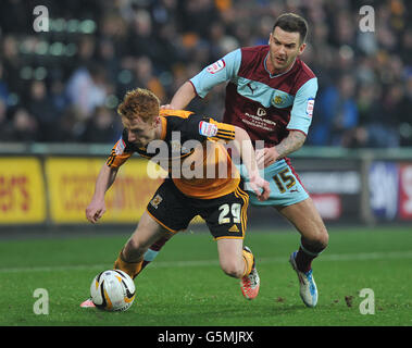 Calcio - Npower Football League Championship - Hull City / Burnley - KC Stadium. David Edgar di Burnley affronta Stephen Quinn di Hull City Foto Stock