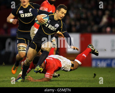 Rugby Union - EMC Test - Scozia / Tonga - Pittodrie Stadium. Greig Laidlaw in Scozia e Taniela Moa di Tonga in azione durante il test match EMC al Pittodrie Stadium di Aberdeen. Foto Stock