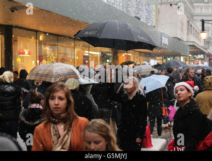 Gli amanti dello shopping durante l'American Express Shop West End VIP (molto importante pedonale) Day, dove Oxford Street e Regent Street nel centro di Londra saranno esenti da traffico e le strade saranno chiuse al traffico dalle 0800 alle 2000. Foto Stock