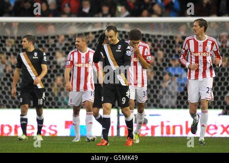 Dimitar Berbatov di Fulham (al centro) rues un'occasione persa in gol Foto Stock