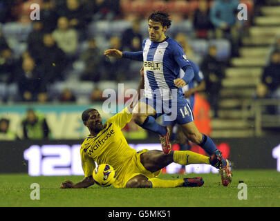 Jordi Gomez di Wigan Athletic (a destra) è affrontato da Mikele Leigertwood di Reading durante la partita della Barclays Premier League al DW Stadium di Wigan. Foto Stock