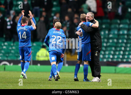 Il manager di Inverness Caledonian Thistle Terry Butcher festeggia con Richie Foran durante la partita della Clydesdale Bank Scottish Premier League al Celtic Park di Glasgow. Foto Stock