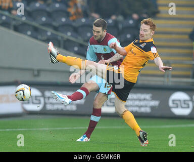 Calcio - Npower Football League Championship - Hull City v Burnley - KC Stadium. David Edgar di Burnley e Stephen Quinn di Hull City Foto Stock