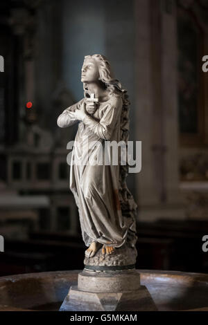 Scultura nel fonte battesimale all interno della chiesa "Santa Maria Maggiore' Trento Trentino Alto Adige Italia. Foto Stock