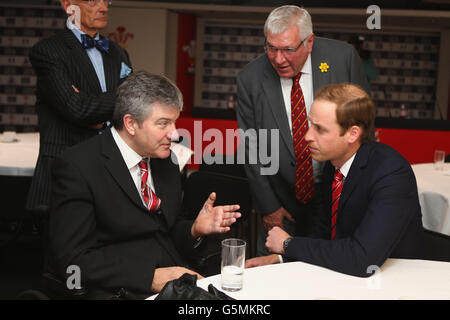 Il Duca di Cambridge (a destra) durante un ricevimento al Millennium Stadium di Cardiff, dove come patrono del Welsh Rugby Charitable Trust (WRCT) ha incontrato sostenitori e beneficiari, in vista della internazionale tra Galles e Nuova Zelanda allo stadio. Foto Stock