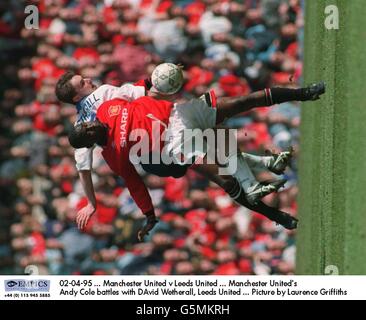 02-04-95. Manchester United / Leeds United. Andy Cole di Manchester United combatte con David Wetherall, Leeds United. Foto di Laurence Griffiths Foto Stock