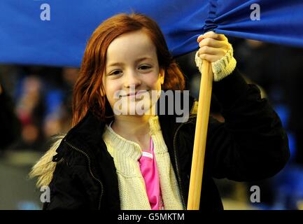 I tifosi Junior sfilano le bandiere di Everton intorno allo stadio Foto Stock