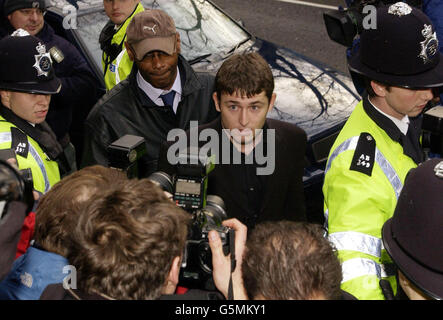 Il difensore di Wimbledon Desmond Byrne, 20 anni, arriva a Horseferry Road Magistrates Court a Londra. Byrne, insieme ai calciatori del Chelsea Jody Morris, 23, e John Terry, 21, sono accusati di causare danni fisici e affray reali a seguito di un presunto incidente. * presso il Wellington Club dei soci privati nel centro di Londra il 4/1/02. Foto Stock