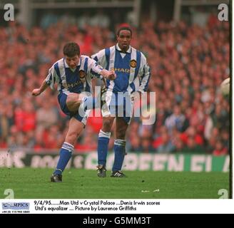 9/4/95. Manchester United contro Crystal Palace .Denis Irwin segna l'equalizzatore di United. Foto di Laurence Griffiths Foto Stock