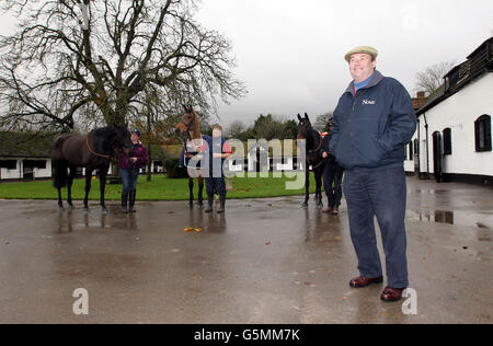 Corse ippiche - Nicky Henderson stable Visit - Seven Barrows Stables. L'addestratore Nicky Henderson con (da sinistra a destra) Grandouet, Binocular e Darlan alle sue sette stalle del Barrows, Lambourn. Foto Stock