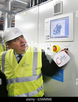 Il primo ministro Alex Salmond lancia ufficialmente un sistema combinato di riscaldamento ed energia elettrica che fornirà riscaldamento centralizzato e acqua calda a più di 1,500 case presso la Cube Housing Association, Wyndford Estate, a Glasgow, Scozia. Foto Stock