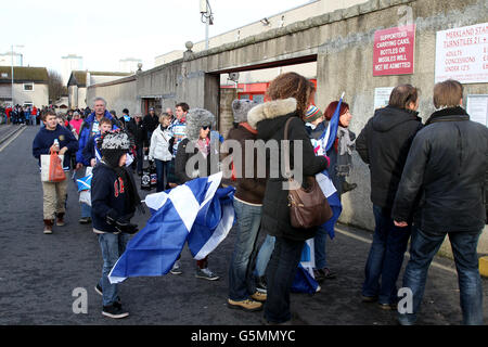 I fan passano attraverso i tornelli del Pittodrie Stadium, sede di Aberdeen prima della partita Foto Stock